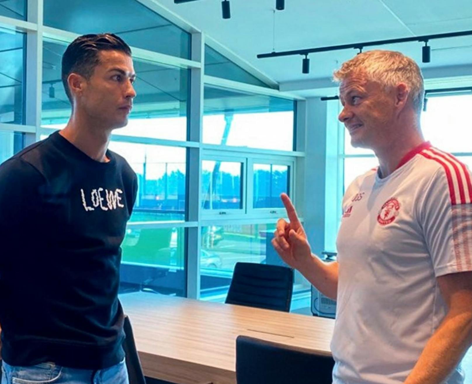 Trainer Ole Gunnar Solskjaer im Gespräch mit Star-Neuzugang Cristiano Ronaldo.