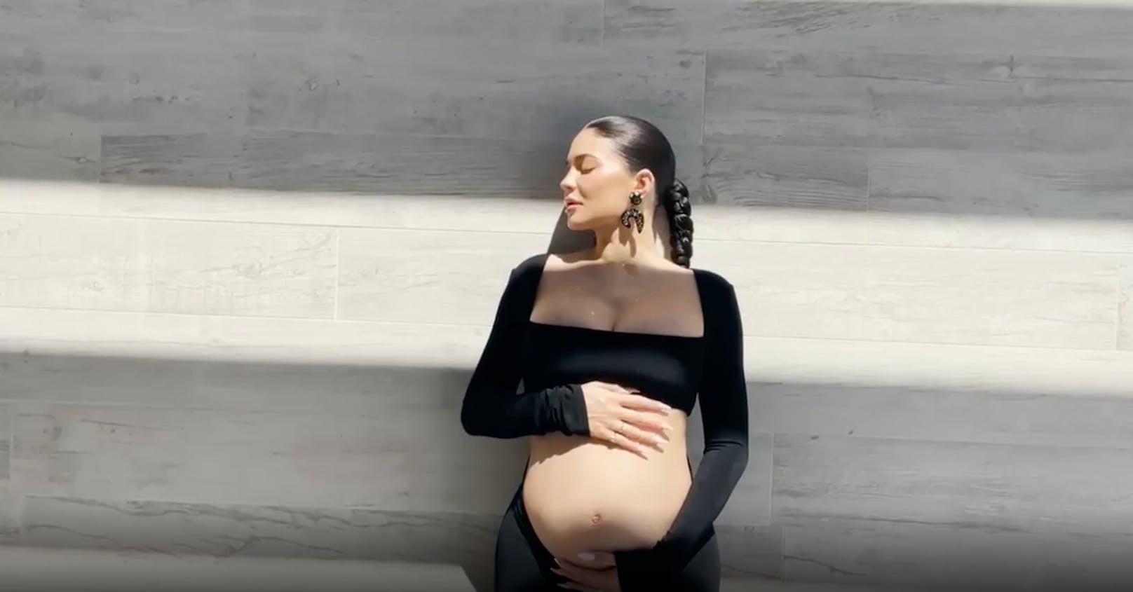 Kylie Jenner zeigt auf Instagram ihren Babybauch.