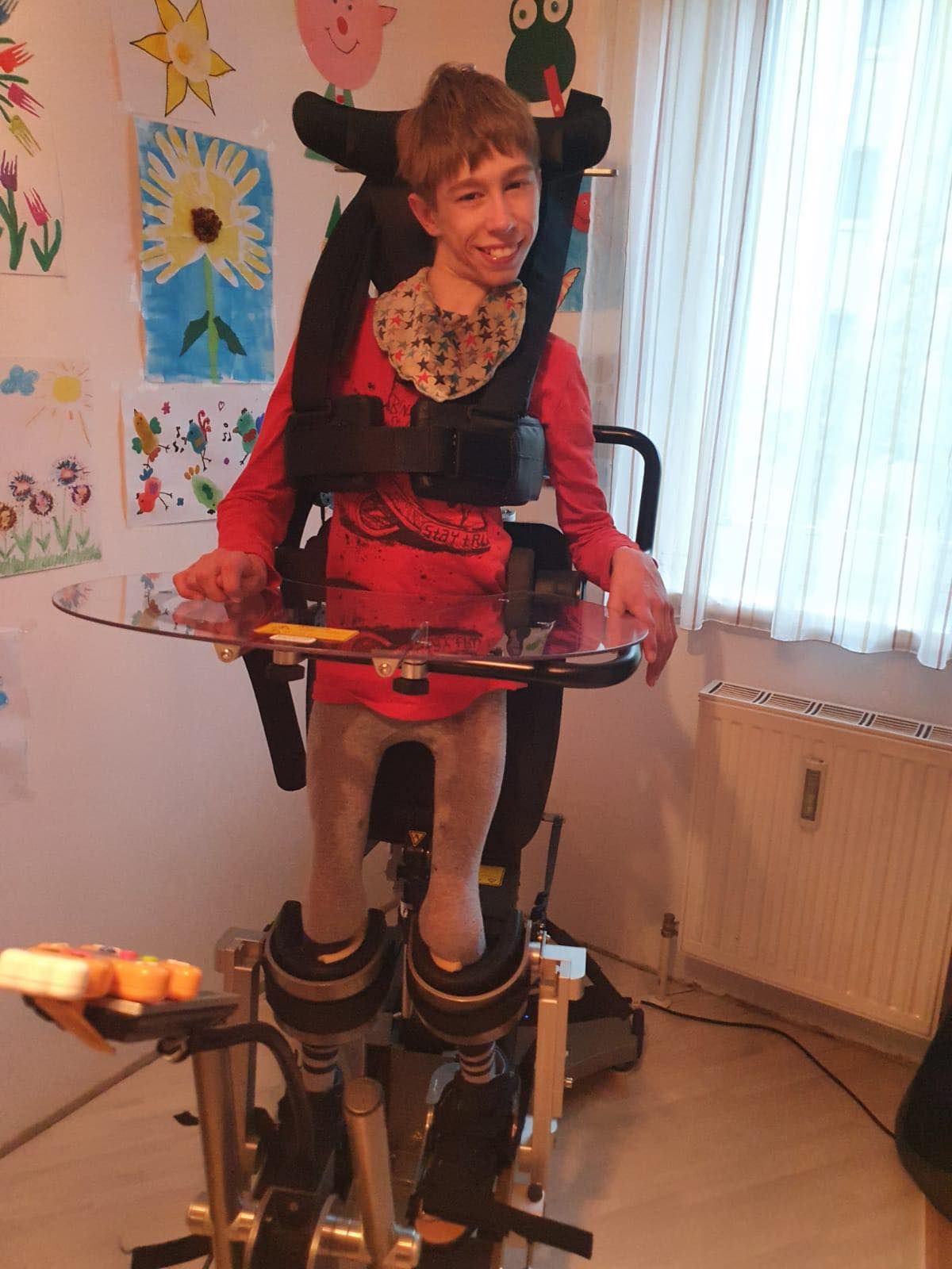 Marvin (16) ist stark einegschränkt und benötigt eine Intensiv-Therapie.