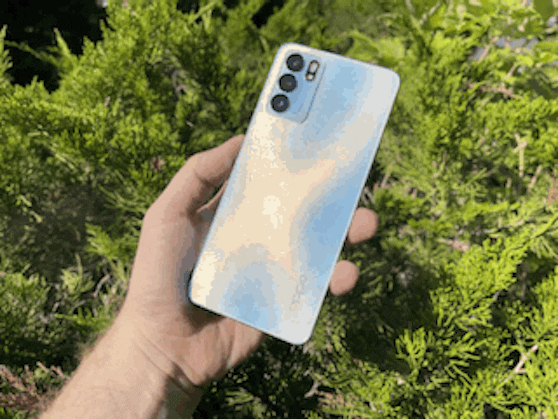Bling-Bling on the back: The Reno 6 in Arctic Blue.