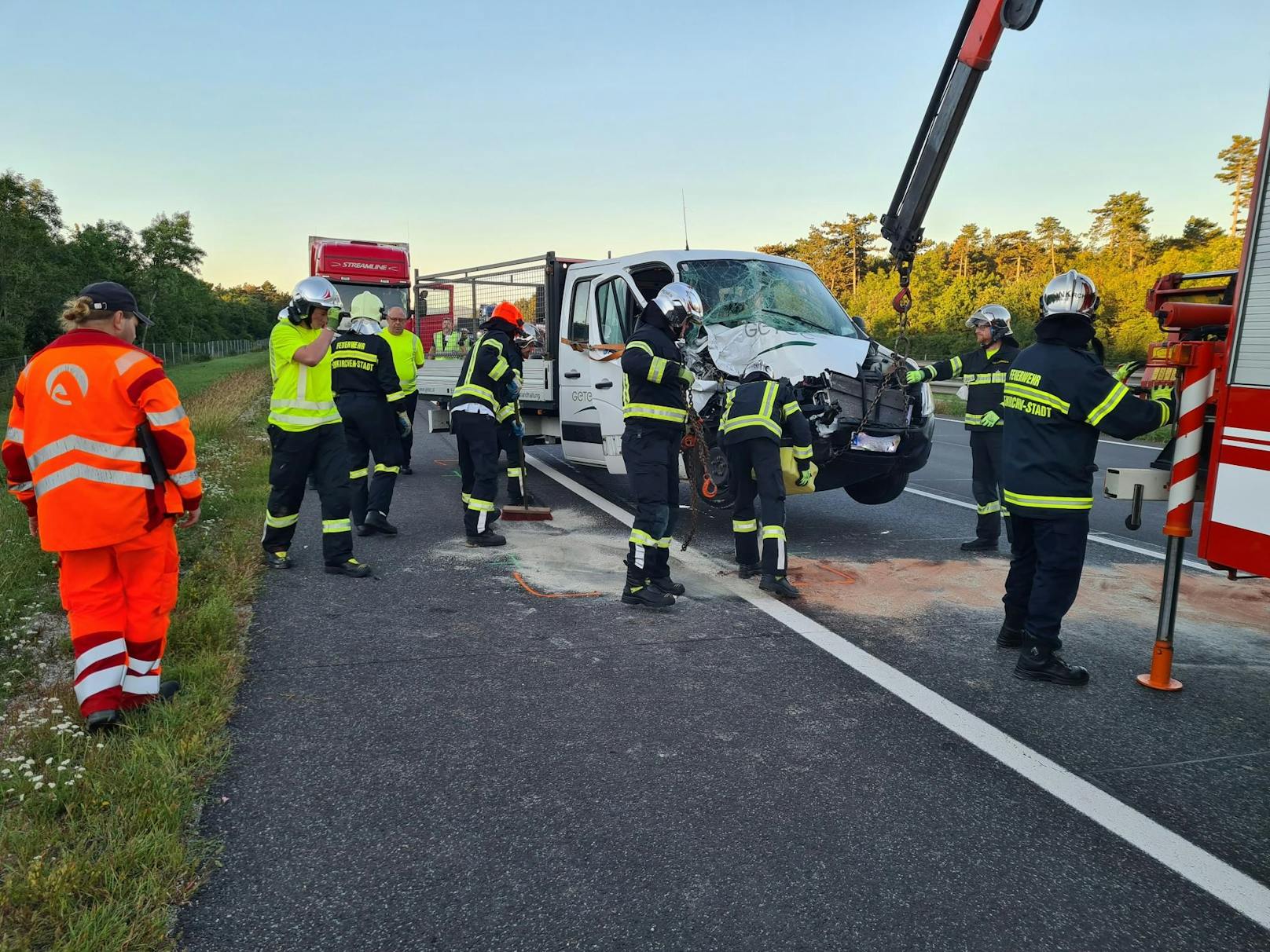 Die Insassen des Kleinlasters wurden verletzt.