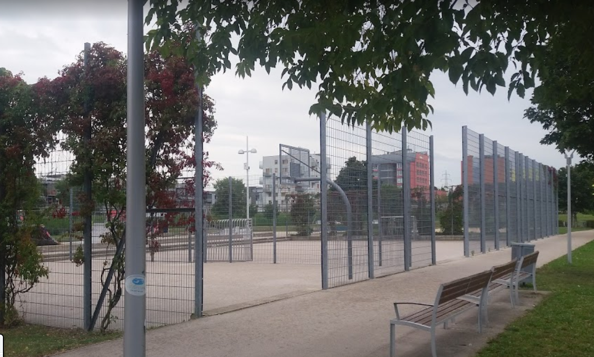 Beim Fußballkäfig im Liesinger PAN-Park wurde der junge Wiener von der Jugendbande bestohlen.