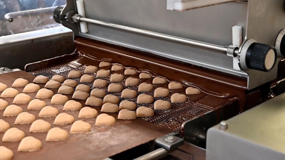 Die Schoko Maroni laufen in Wien Liesing über das Band.