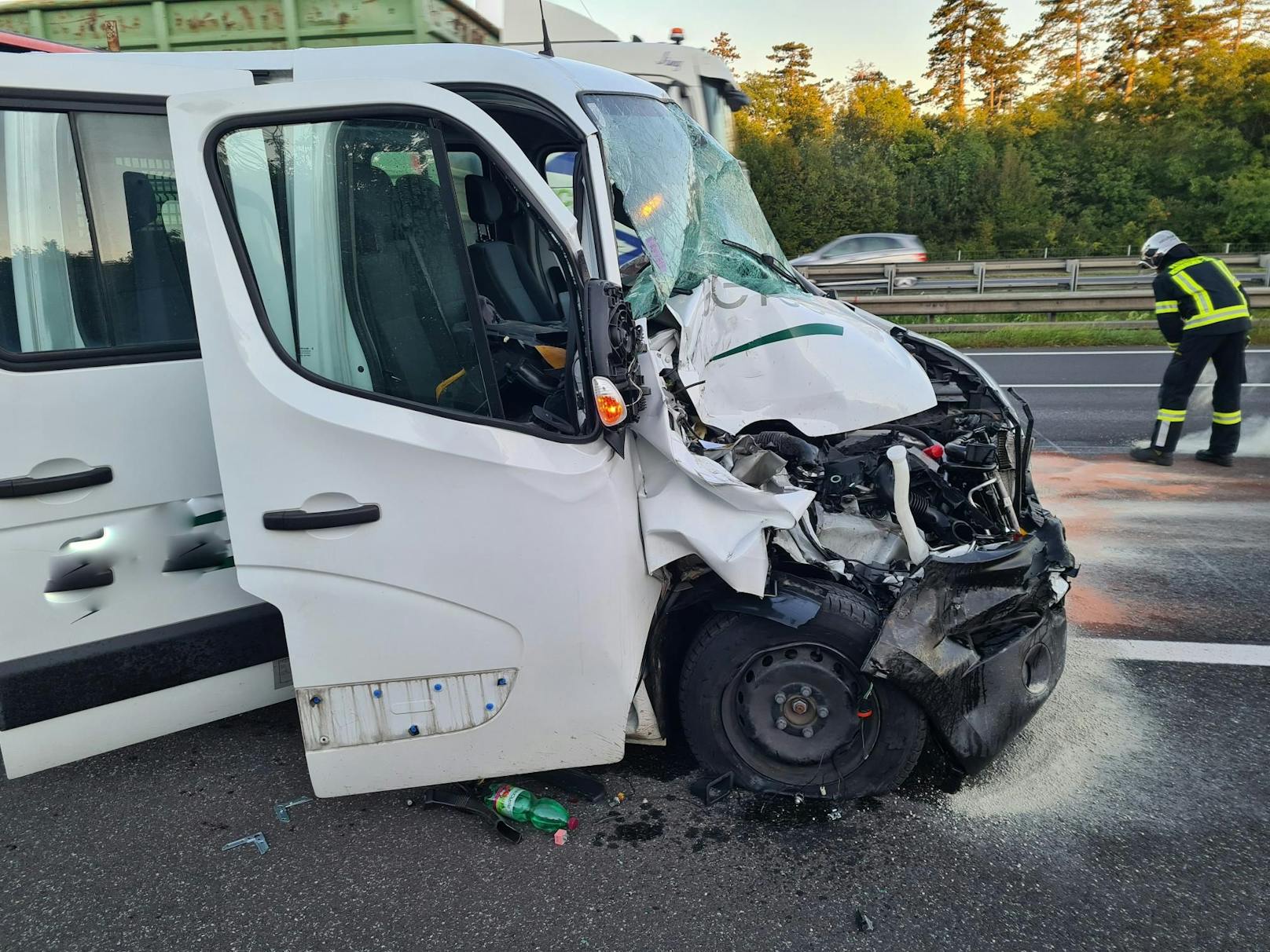 Die Insassen des Kleinlasters wurden verletzt.