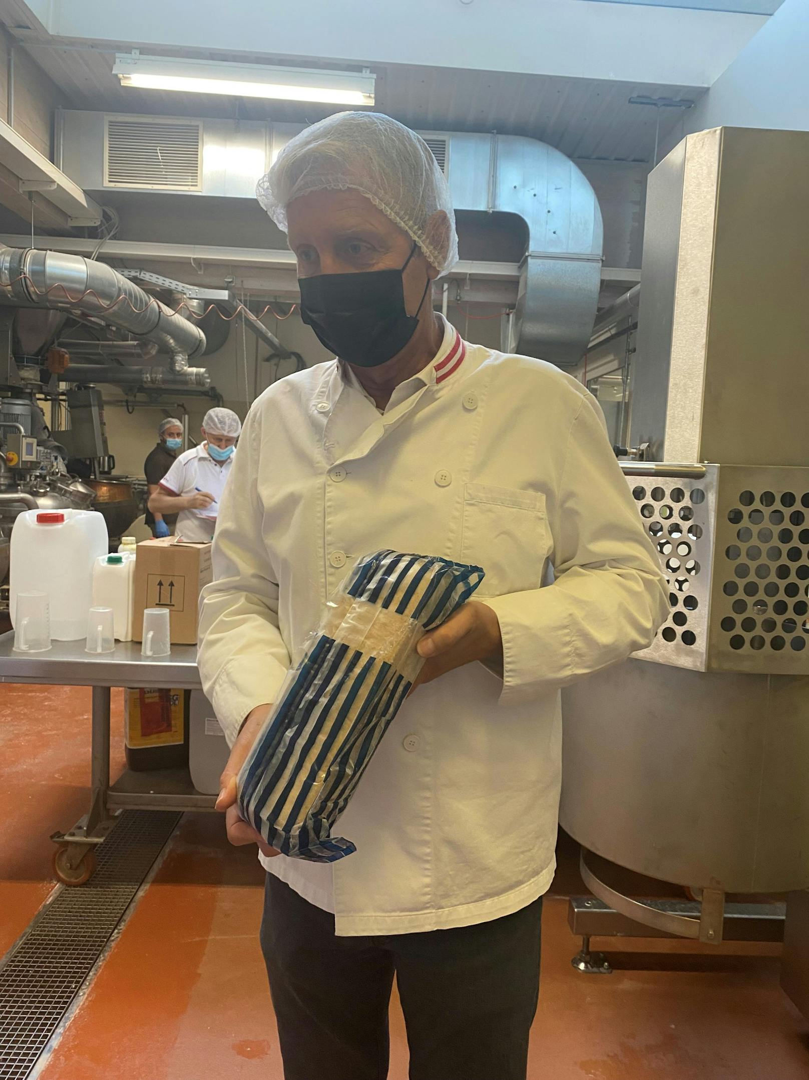Geschäftsführer&nbsp;Andreas Heindl zeigt "Heute" die Produktionsschritte der Schoko Maroni. In den Händen hält er die noch gefrorenen Masse.