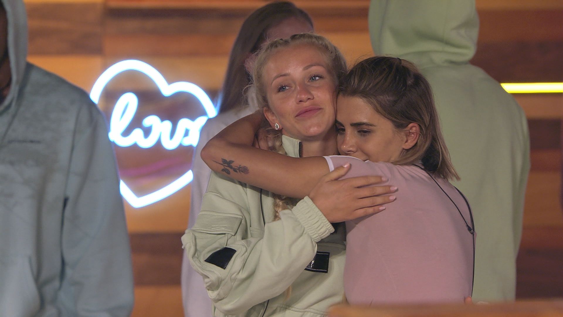 Lena verabschiedet sich von den anderen Kandidaten. 