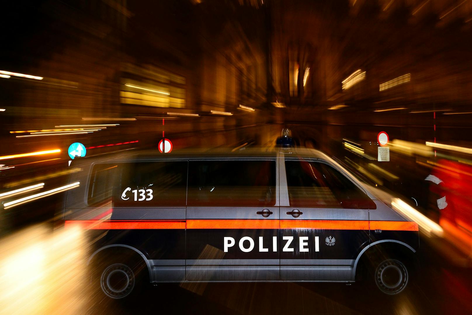 Polizeiauto im Einsatz: Ein Hanf-Dieb wurde mitten in der Nacht gefasst.
