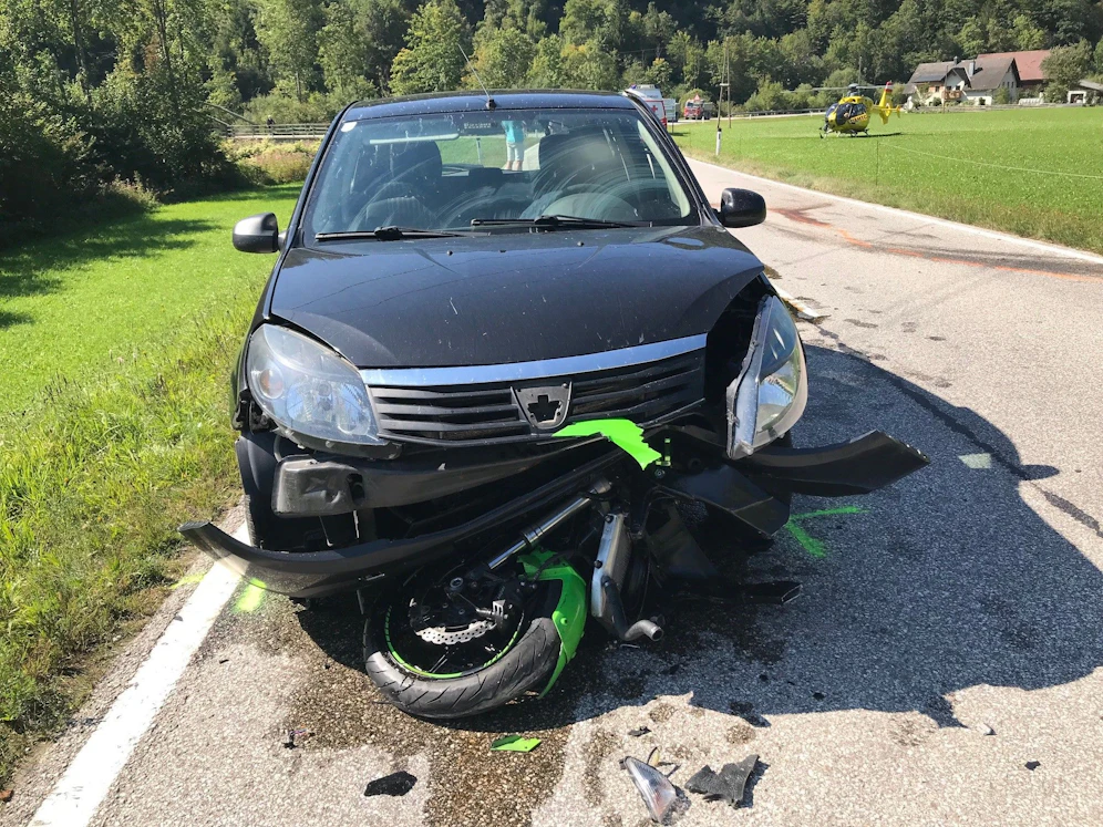 Der Biker wurde schwer verletzt.