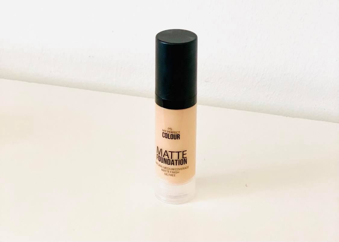 Diese Foundation mit halber Deckkraft ist ideal für alle, die ihre Haut perfektionieren wollen.