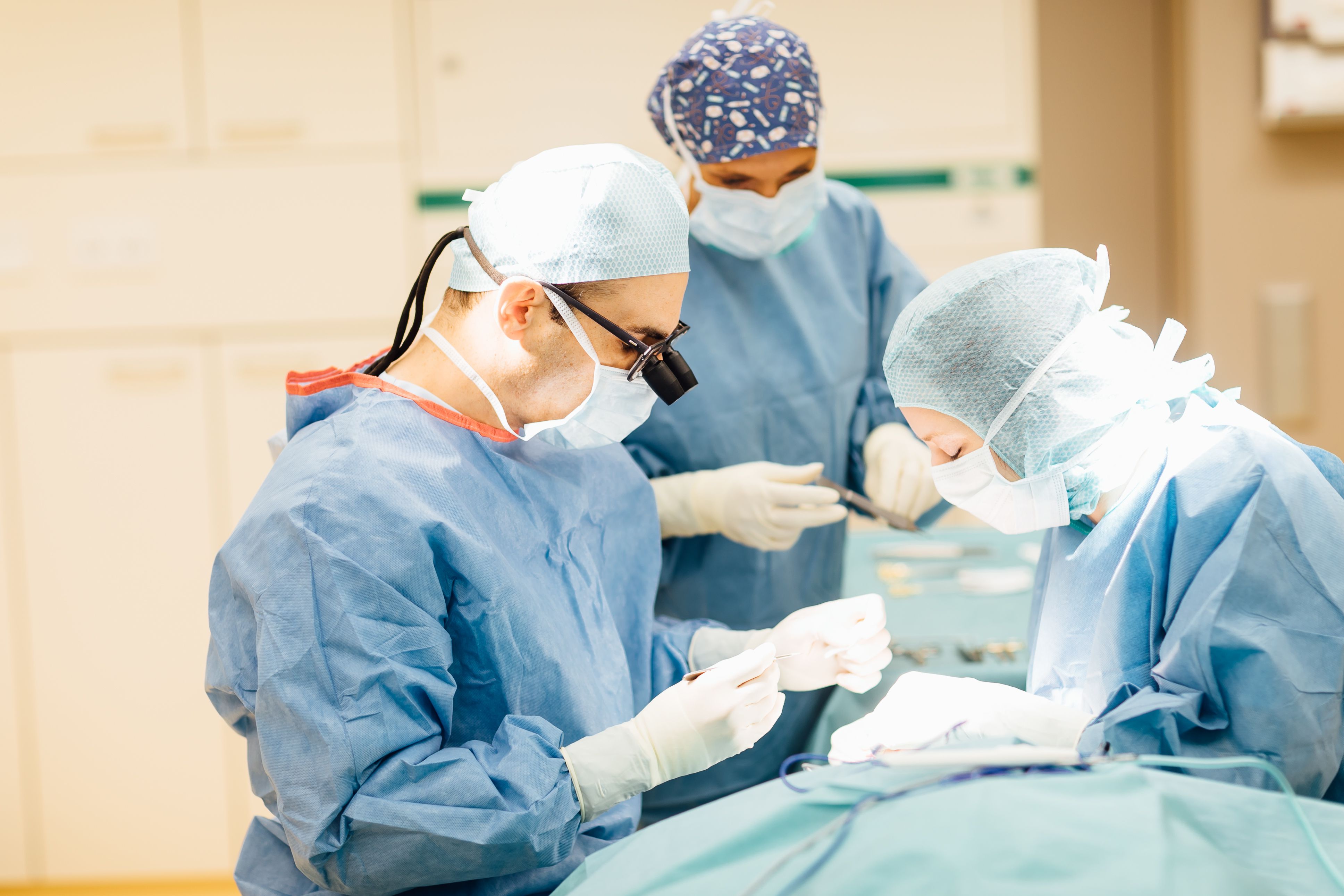 BILD zu OTS - Doz. Dr. Rafic Kuzbari im OP im Kuzbari Zentrum fr sthetische Medizin