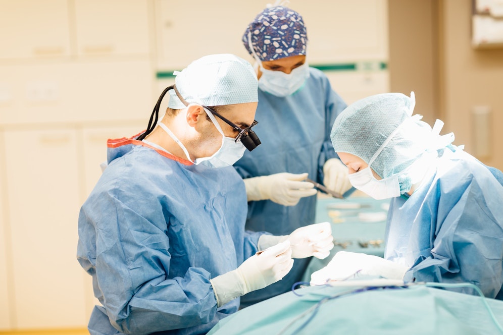 Schönheitschirurg Rafic Kuzbari im OP.