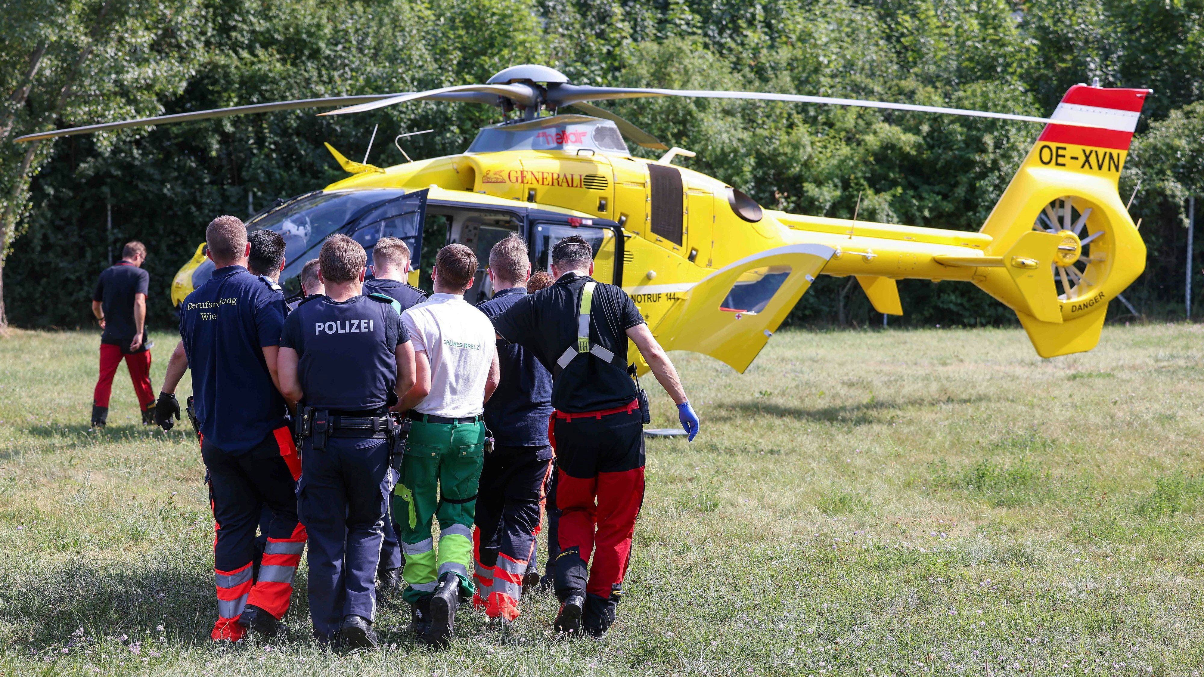 Download von www.picturedesk.com am 09.09.2021 (16:14).  VIENNA, AUSTRIA - JUNE 28: Helicopter Christophorus 9 at Rescue peration - of the OeAMTC rescue helicopter Christophorus 9 in Vienna Liesing at Liesing on June 28, 2021 in Vienna, Austria.210628_SEPA_10_082 - 20210628_PD8123 - Rechteinfo: Rights Managed (RM)