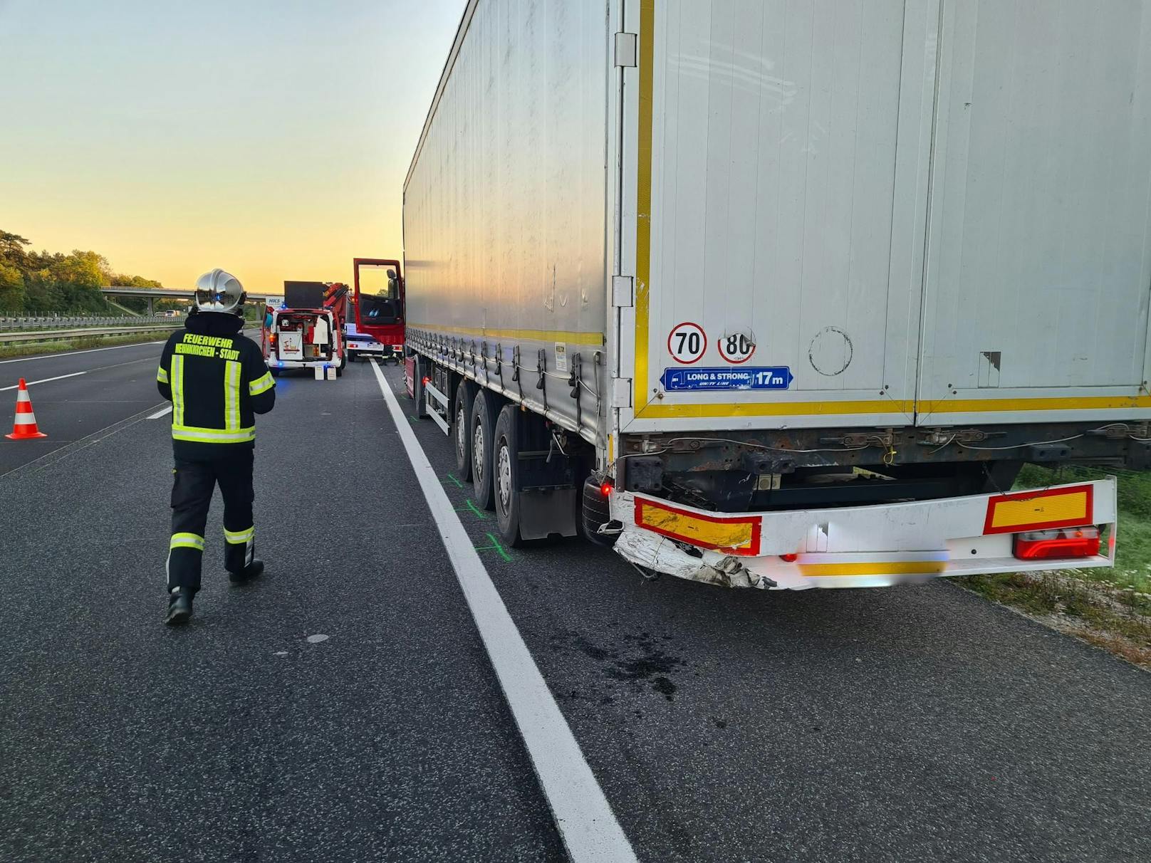 Die Insassen des Kleinlasters wurden verletzt.