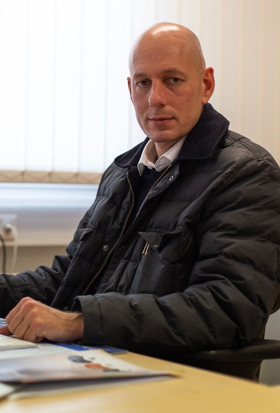 Security Rainer P. (43) wartet auf das Geld.