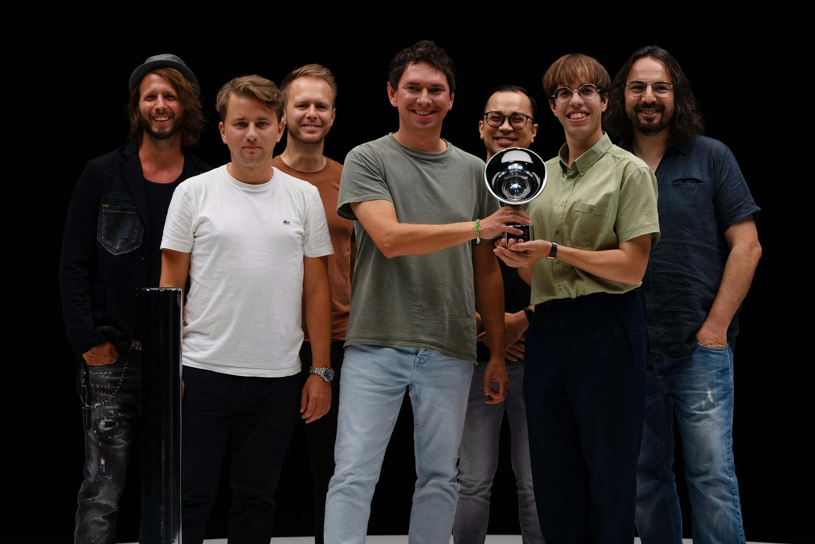 Singer-Songwriter <strong>Julian LePlay</strong> freut sich über seinen mittlerweile fünften Amadeus-Award: "Best Sound" fürs Album "Tandem".