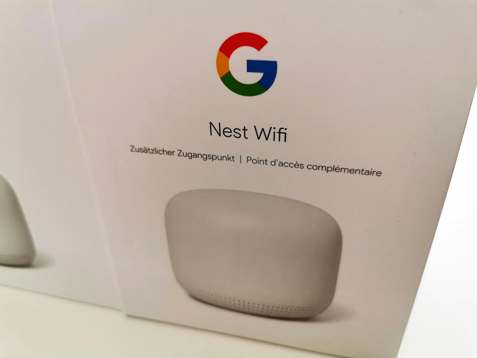Nest Wifi wiederum kommt auf 160 Euro beim Router, 260 Euro für Router und einen Zugangspunkt sowie 140 Euro für jeden zusätzlichen Zugangspunkt. Vorteile: Schneller, reichweitenstärker und jeder Zugangspunkt ist auch ein Smart Speaker.