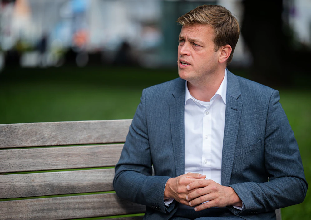 Grünen-Chef Stefan Kaineder beim Interview mit 