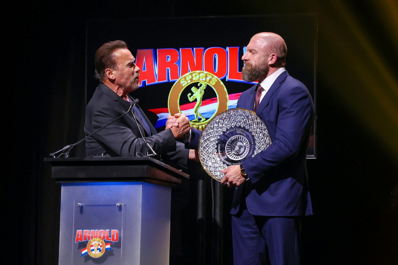 Arnold Schwarzenegger zeichnete Triple H vergangenes Jahr beim Arnold Sports Festival für sein Lebenswerk aus.