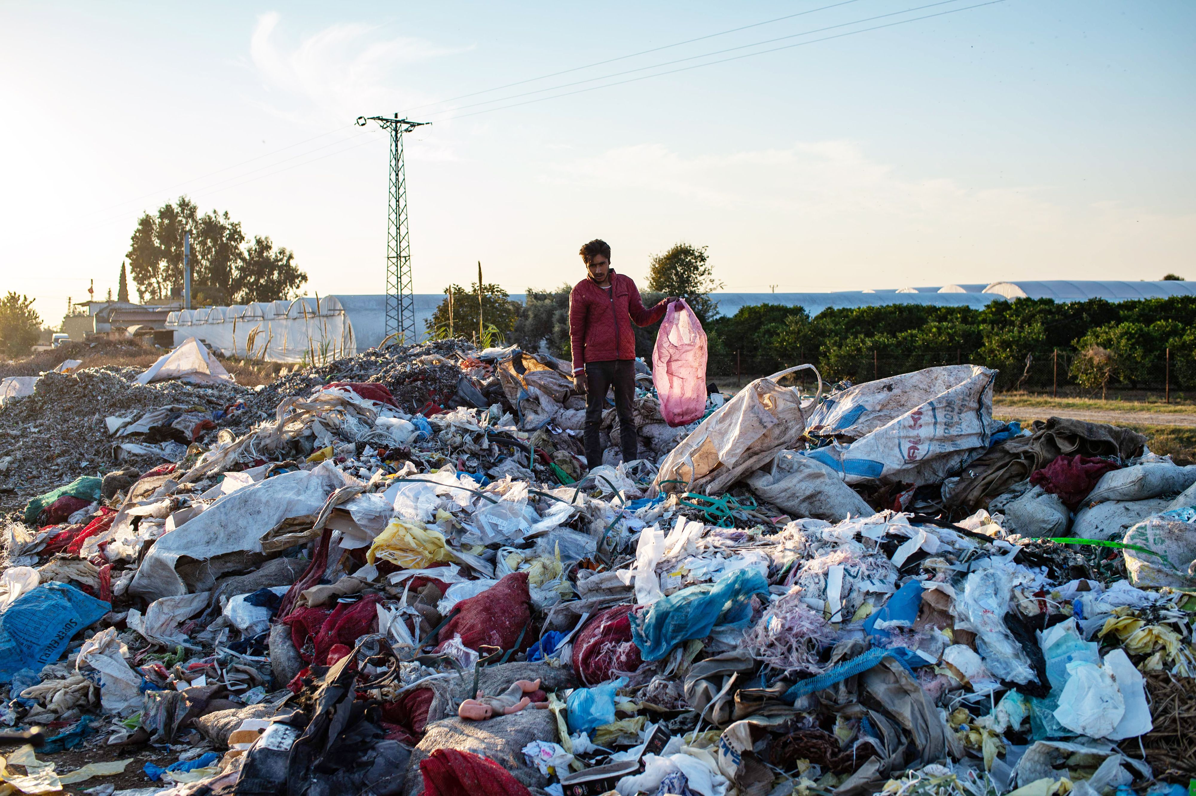 Download von www.picturedesk.com am 09.09.2021 (08:16).  A man collects items from an illegal dump on November 29, 2020 in Adana, southern Turkey. - It is supposed to be recycled but instead plastic packaging from popular British supermarkets like Sainsbury's and French frozen food retailer Picard is ending up being dumped illegally in the Turkish countryside. There are at least 10 known sites in southern Turkey where European plastics have been dumped illegally. (Photo by Yasin AKGUL / AFP) - 20201129_PD12293 - Rechteinfo: Rights Managed (RM) Nur für redaktionelle Nutzung! Werbliche Nutzung erfordert Freigabe: bitte schicken Sie uns eine Anfrage.