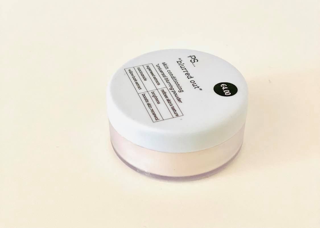 "Porenlose Schönheit" - mit dem Primark Blurring Powder kann man nicht nur die Foundation fixieren und länger haltbar machen, sondern durch besondere Inhaltsstoffe auch das Erscheinungsbild der Poren minimieren.