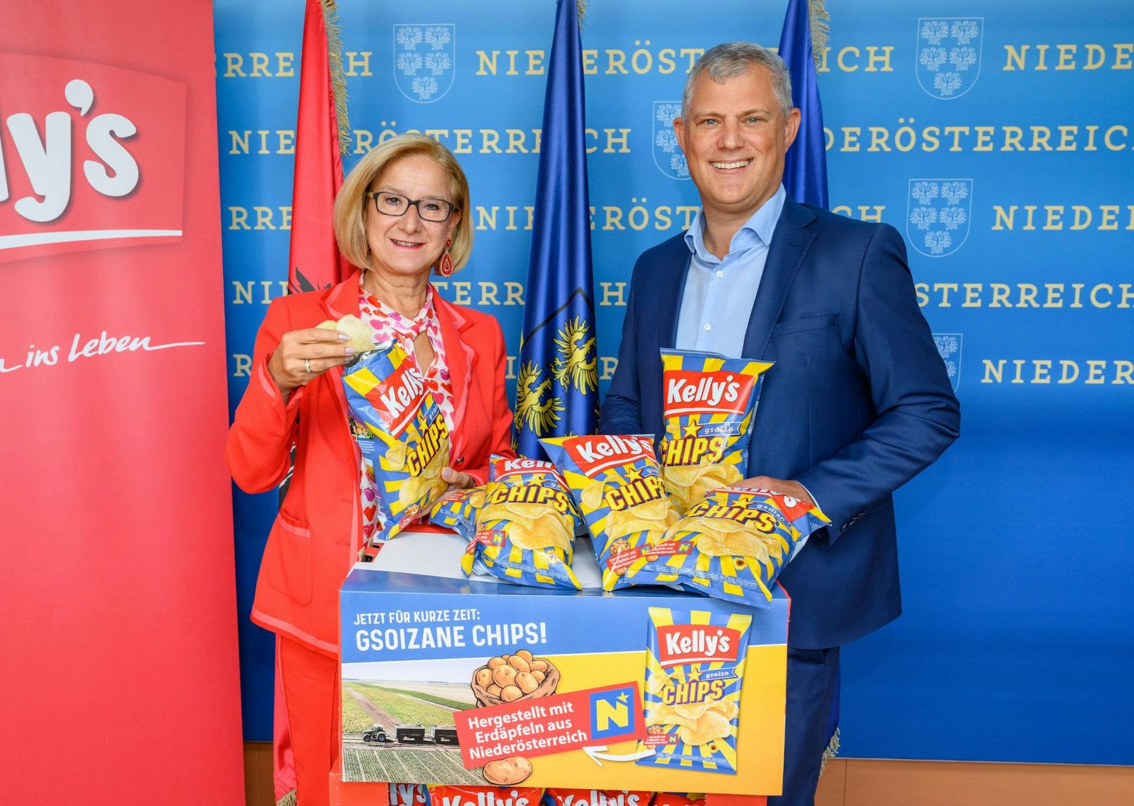 Landeshauptfrau Johanna Mikl-Leitner und Markus Marek (Managing Director Kelly) präsentieren die Chips-Sonderedition mit Erdäpfeln aus Niederösterreich.