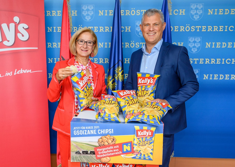 Landeshauptfrau Johanna Mikl-Leitner und Markus Marek (Managing Director Kelly) präsentieren die Chips-Sonderedition mit Erdäpfeln aus Niederösterreich.