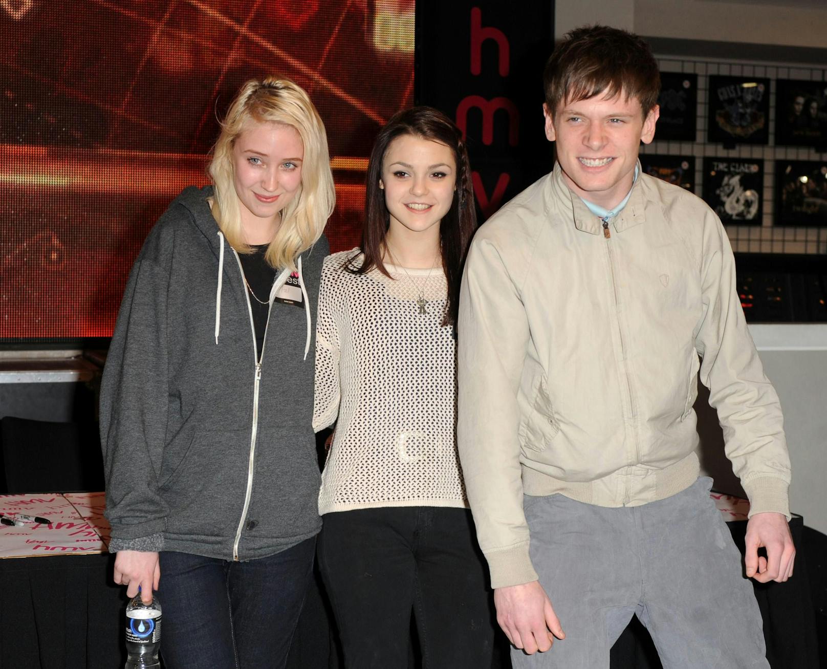 Mit ihren "Skins"-Co-Stars <strong>Lily Loveless</strong> und <strong>Jack O'Connell</strong> (2010)