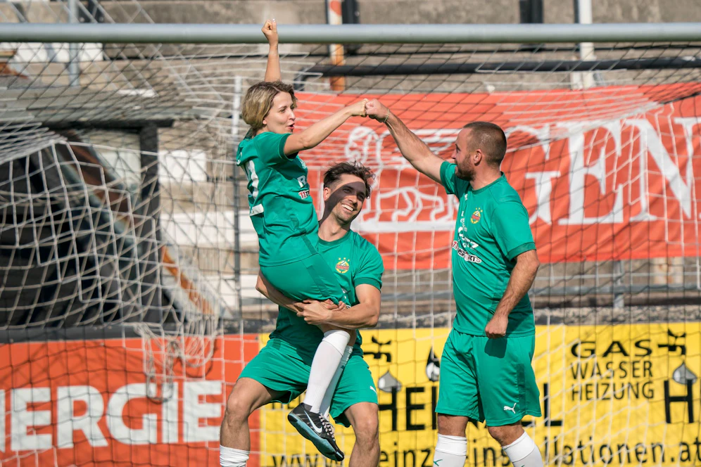 Katharina Gorgi (Roxy) mit Steffen Hofmann und Florian Sturm (Rapid).