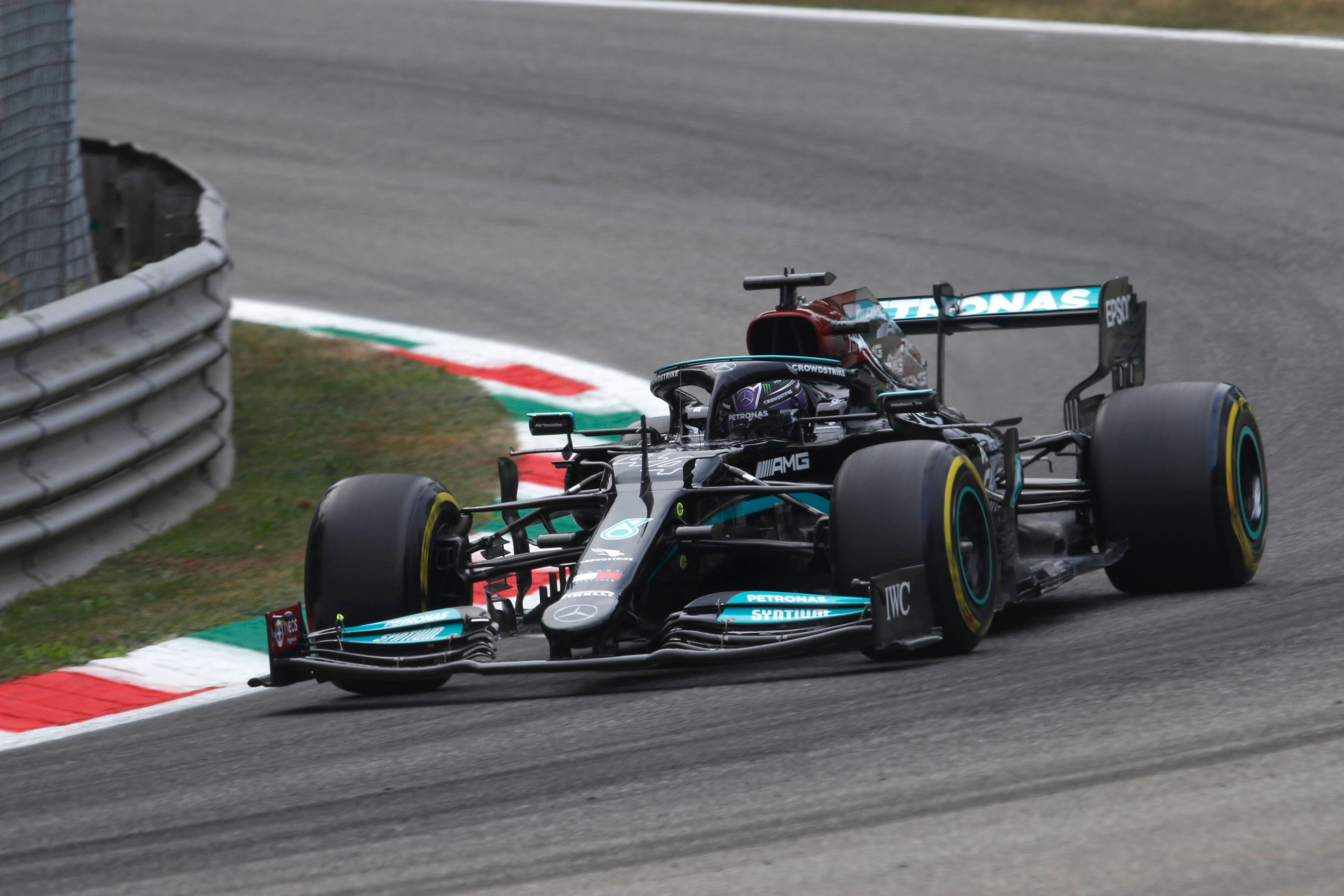 Lewis Hamilton stellt die Bestzeit im einzigen Freitags-Training auf. 