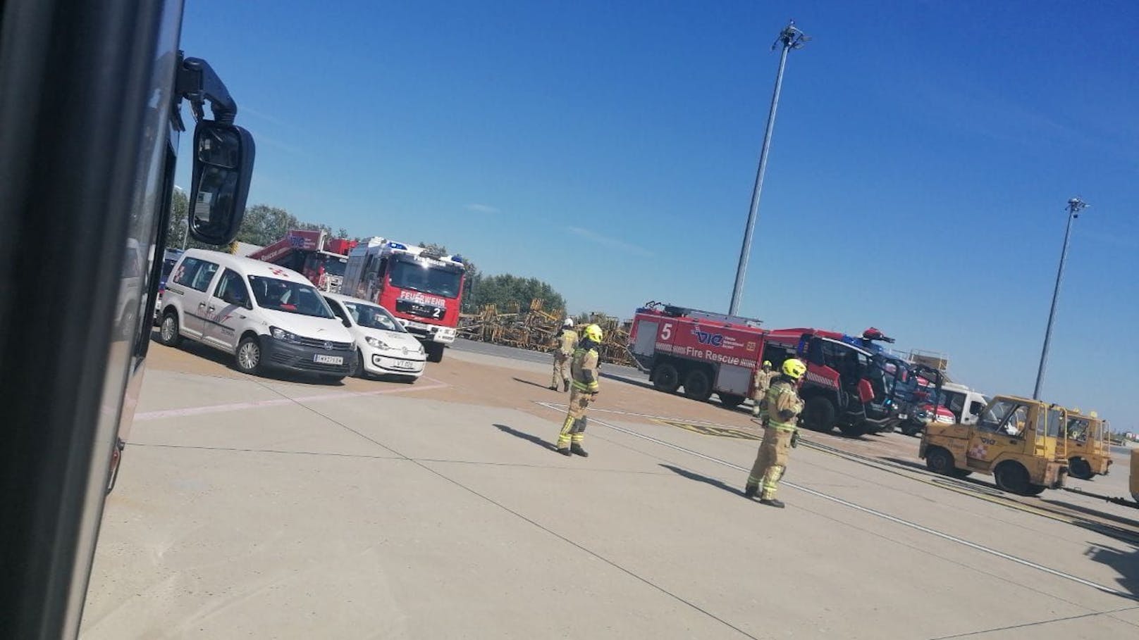 Die Flughafen Feuerwehr rückte sofort zum Einsatz auf dem Rollfeld aus. 