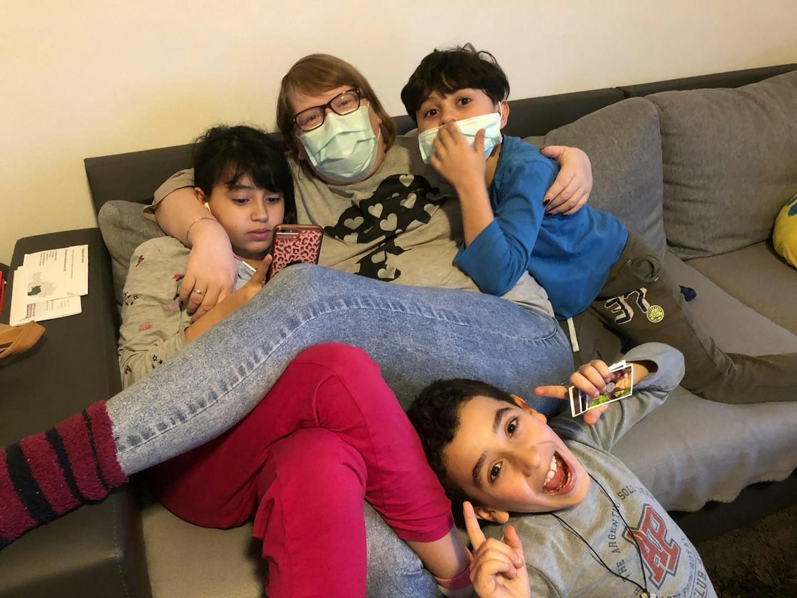 Claudia mit ihren Enkelkindern Salma, Mazen und Josef