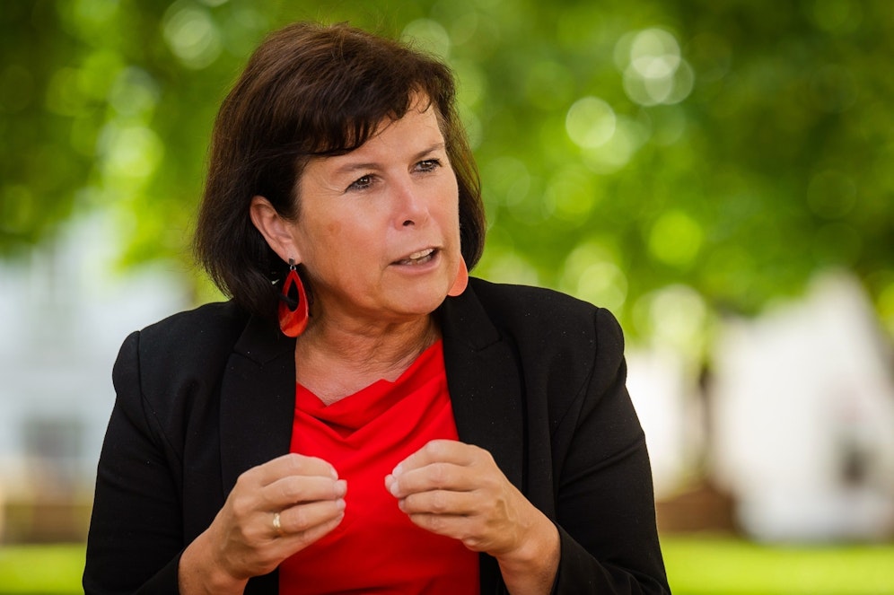 SPOÖ-Chefin Birgit Gerstorfer spricht im <em>