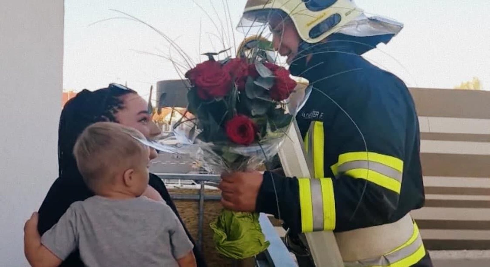 Feuerwehrmann Fabian Sachsenhofer machte seiner Nadine hier mit ihrem zweijährigen Sohn einen unvergesslichen Antrag.