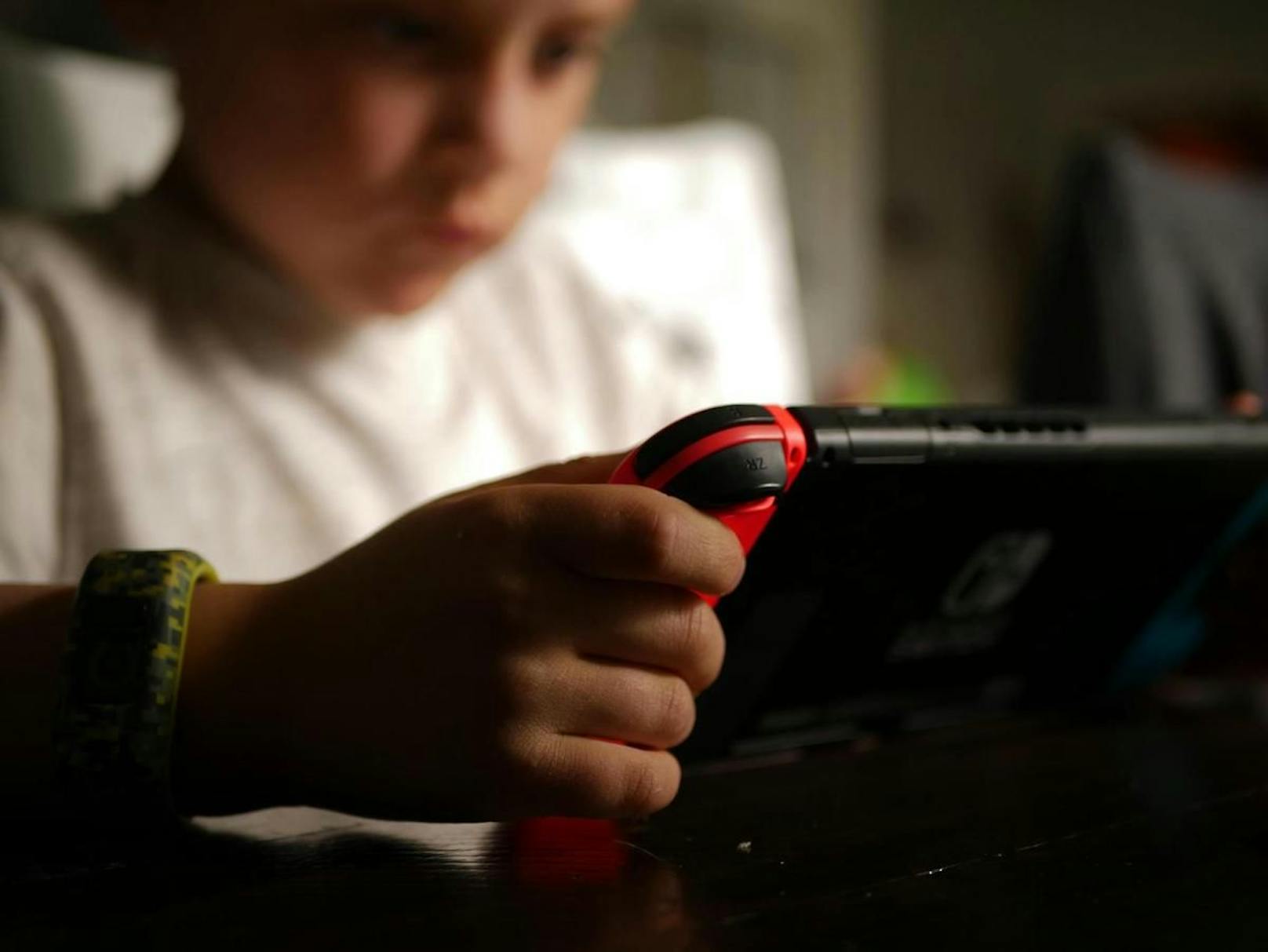 Grund dafür sei, die "körperliche und geistige Gesundheit" der Jugendlichen zu schützen, indem "exzessive Nutzung von Online-Spielen" verhindert werde.