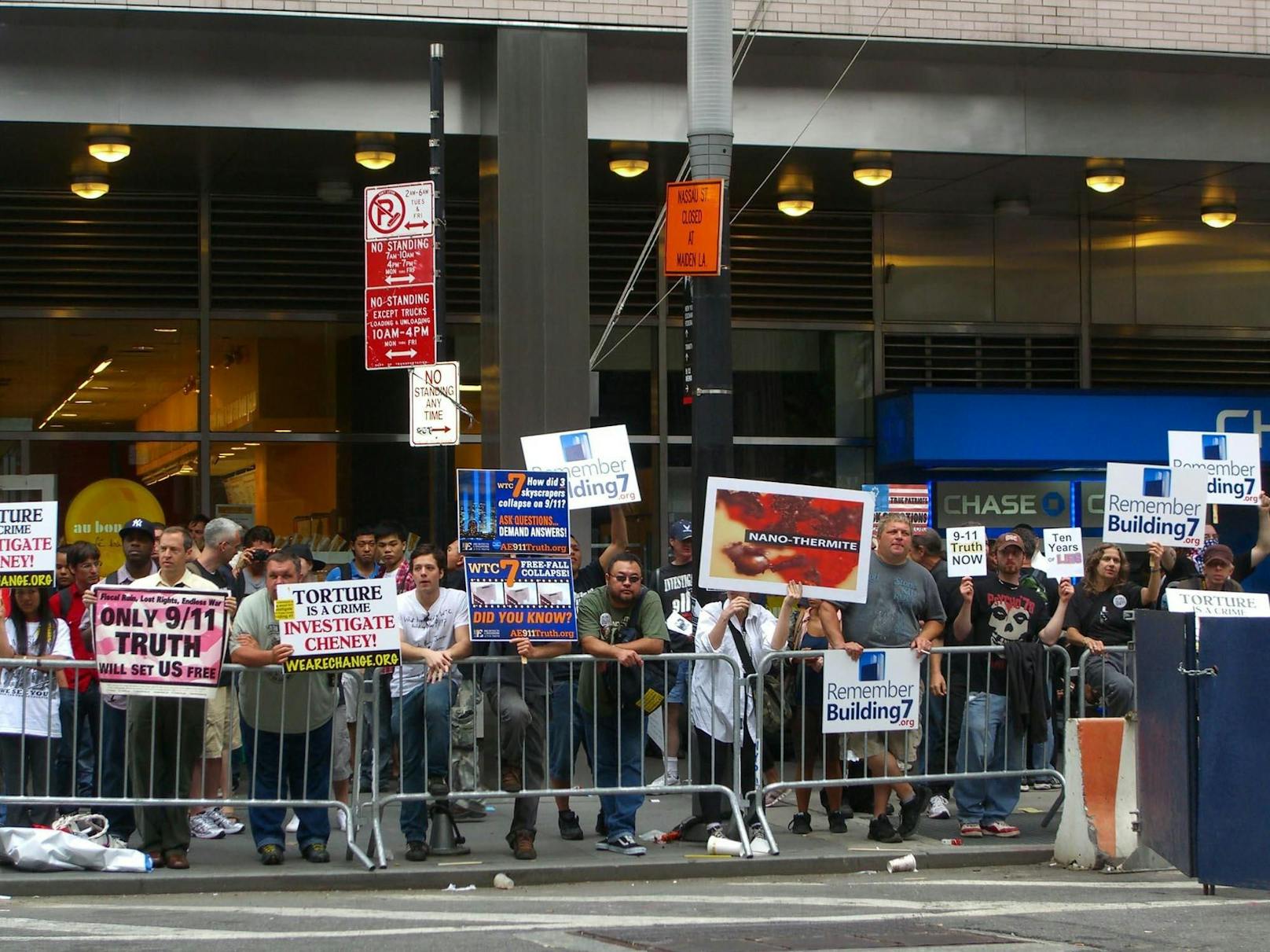 Mitglieder der 9/11-Truth-Bewegung und Verschwörungstheoretikerinnen und -theoretiker demonstrieren am 11. September 2011, dem zehnten Jahrestag der Anschläge vom 11. September, auf dem Broadway.