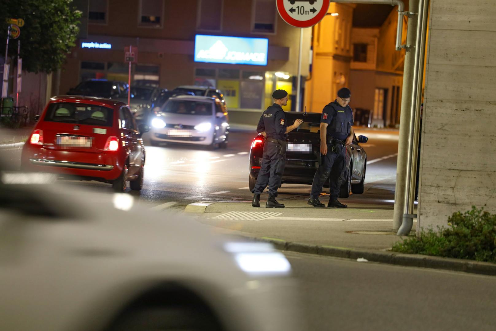 In Ried im Innkreis ist es am Donnerstagabend zu einem Großeinsatz der Polizei gekommen, nachdem ein Mann zuvor mehrere Schüsse abgegeben haben soll.