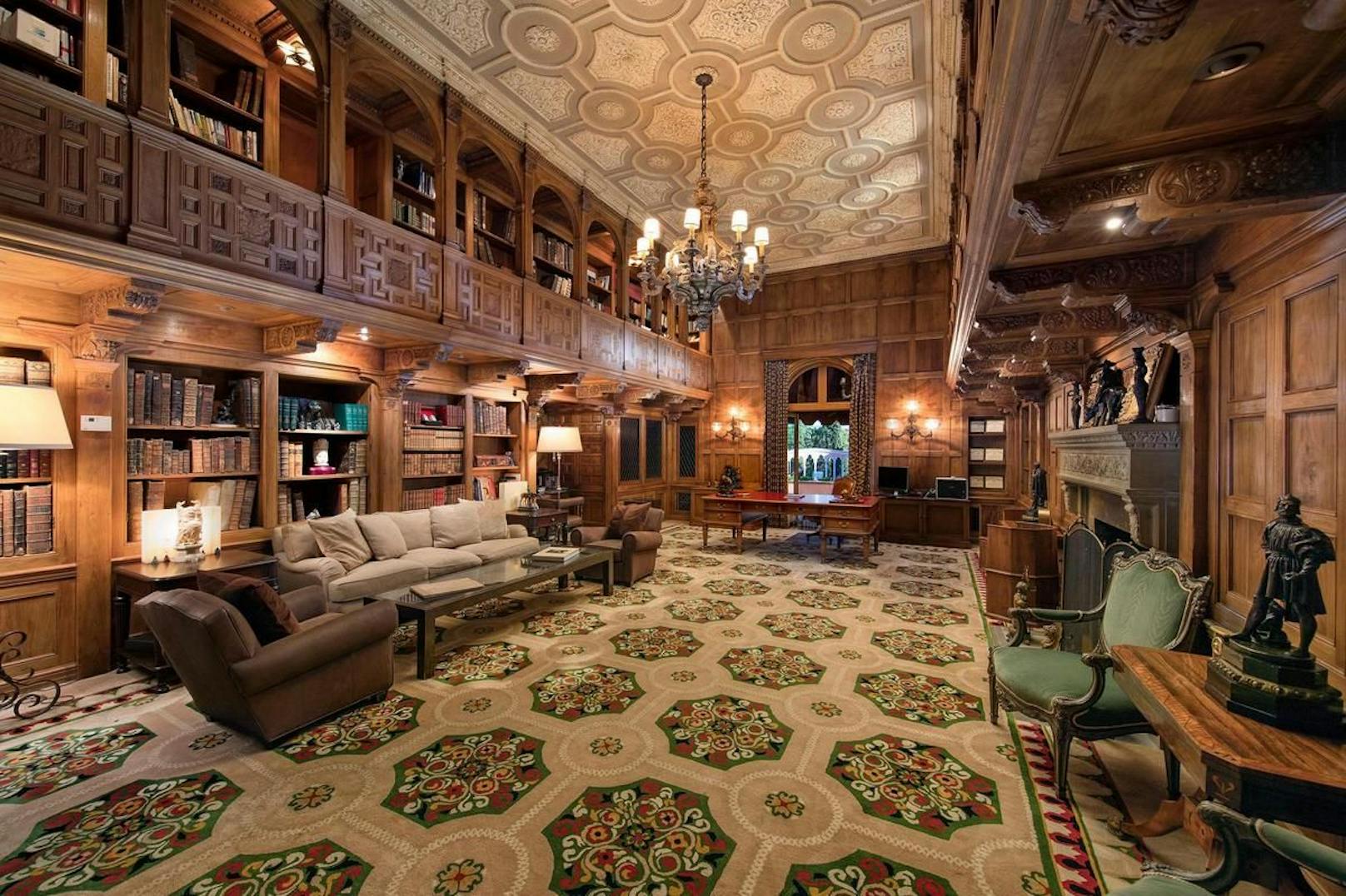 Besonders beeindruckend ist auch die zweistöckige Bibliothek. Der Teppich und die Decke sind hier im gleichen Muster gehalten.