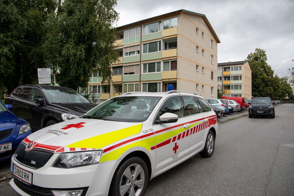 Die Einsatzkräfte am Tatort in der Salzburger Gorianstraße vor einem Jahr.