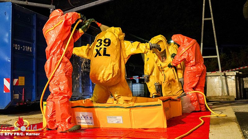 Gegen 21:45 Uhr meldete die Einsatzleitung, dass der Stoff unter Anwendung von Spezialausrüstungen und Spezialgeräten gesichert gelagert werden konnte.