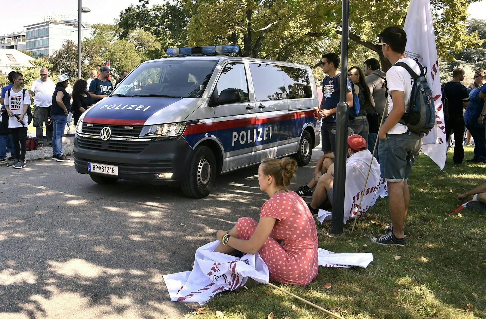 Gleich mehrere Corona-Demos ziehen am Samstag durch die Wiener City. Am Karlsplatz wollen sie sich zur "Mega-Demo" vereinigen.