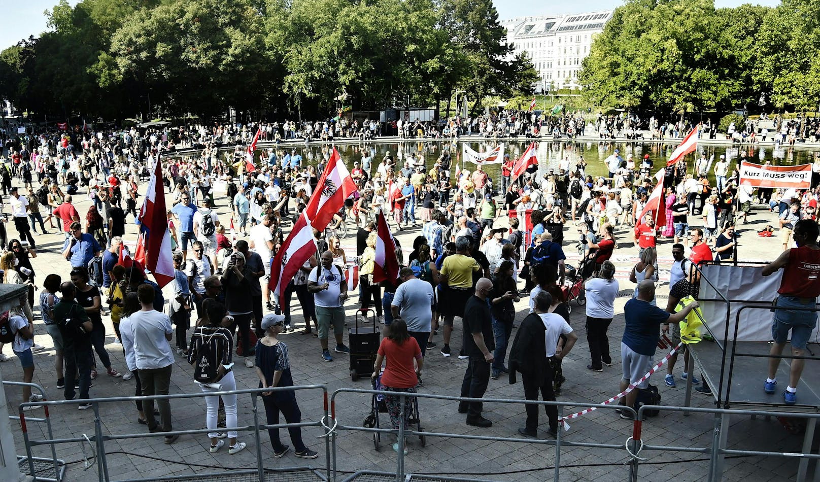 Gleich mehrere Corona-Demos ziehen am Samstag durch die Wiener City. Am Karlsplatz wollen sie sich zur "Mega-Demo" vereinigen.