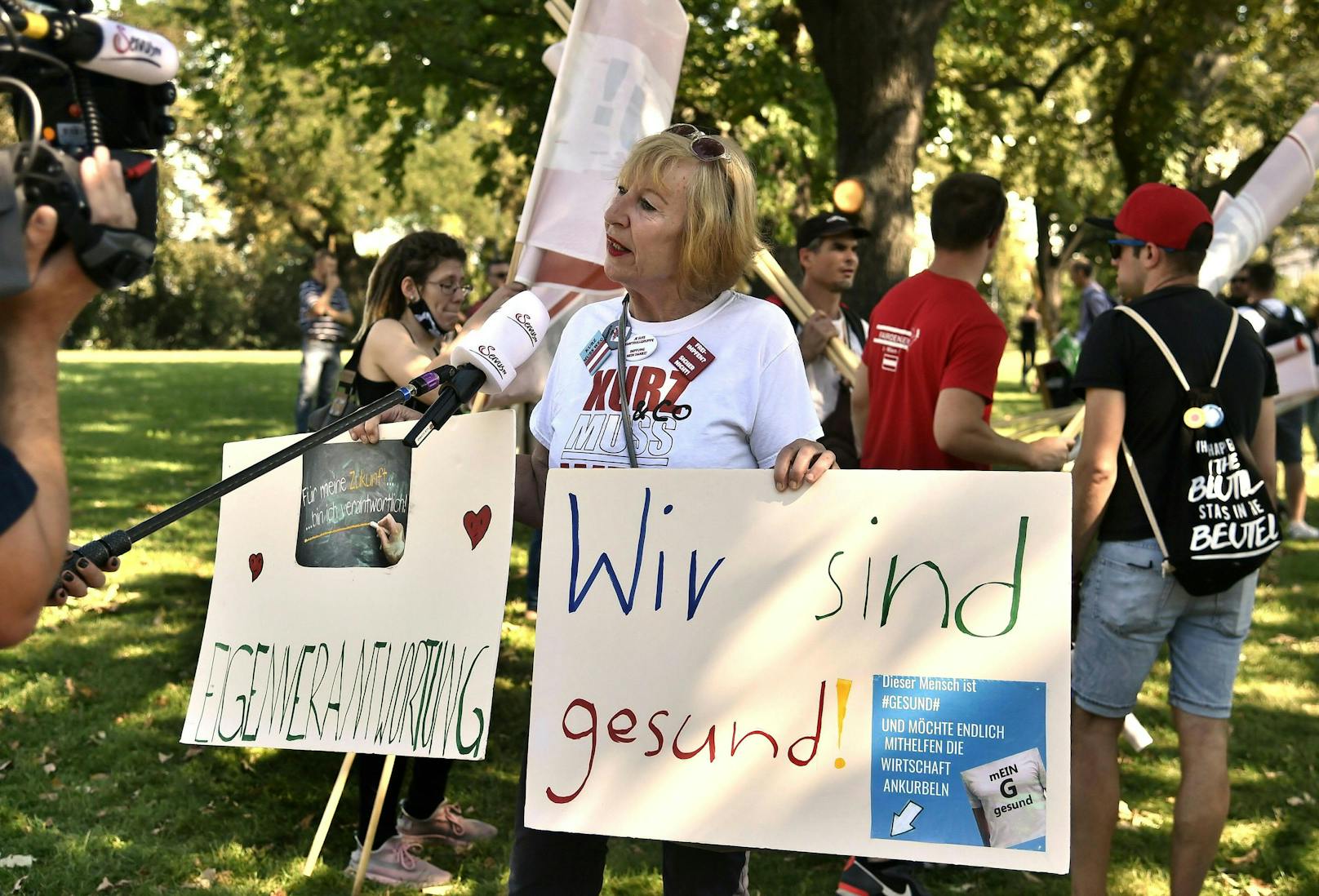 Gleich mehrere Corona-Demos ziehen am Samstag durch die Wiener City. Am Karlsplatz wollen sie sich zur "Mega-Demo" vereinigen.