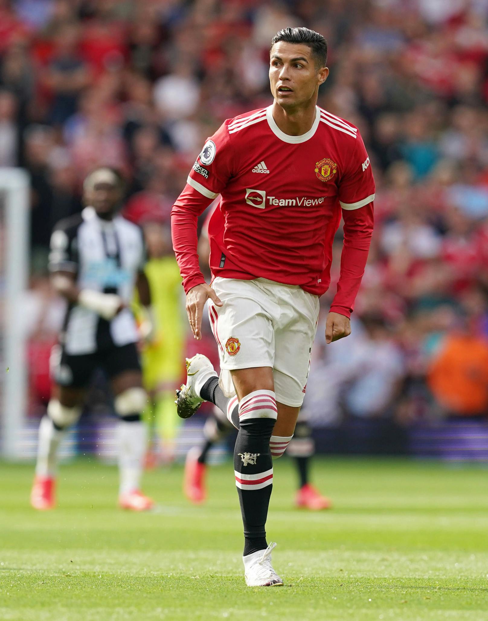 Cristiano Ronaldo trägt wieder das rote Trikot von Manchester United. 
