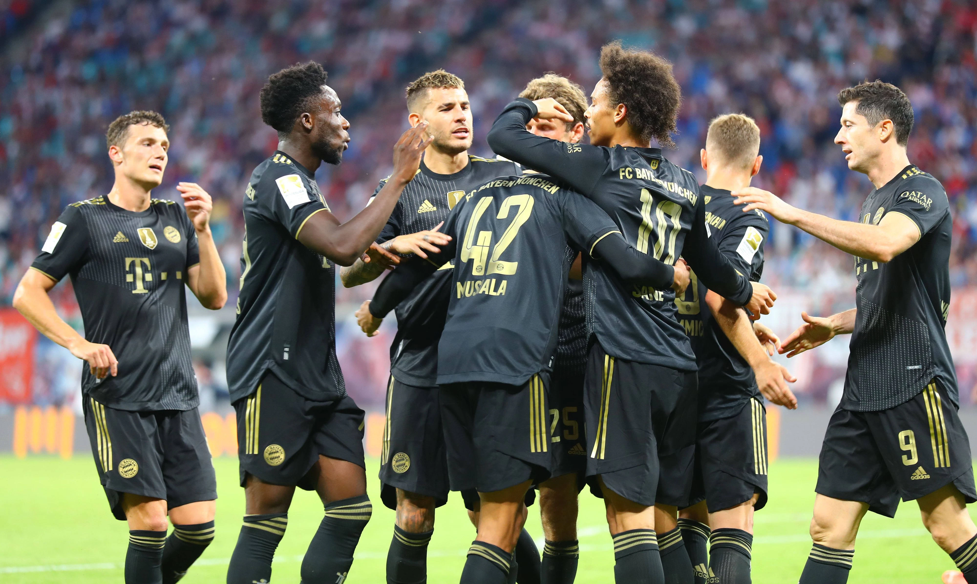 Die Bayern schlagen Leipzig. 