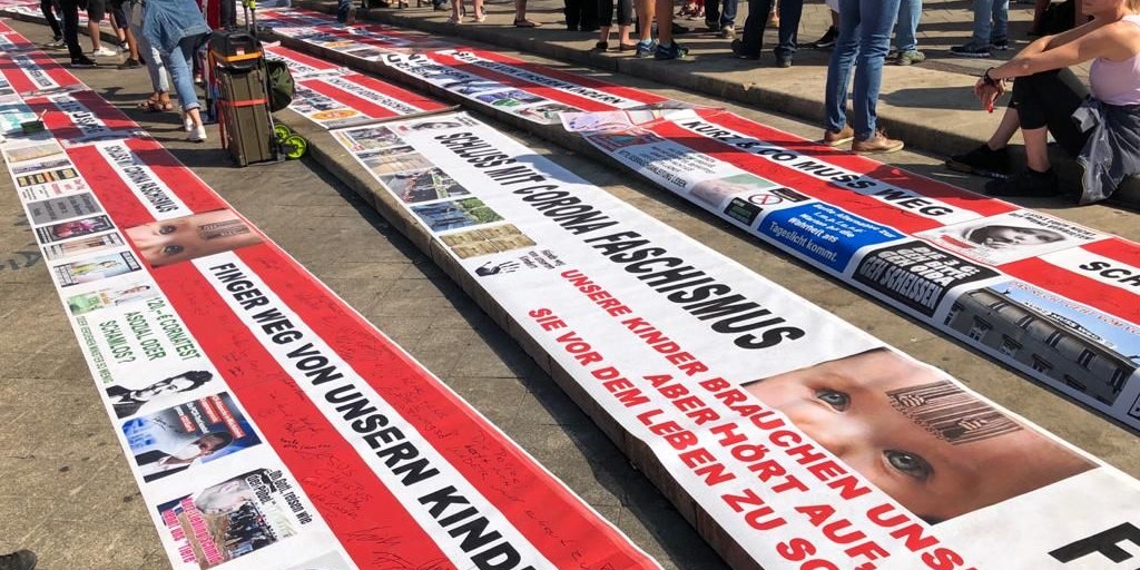 Ausgelassene Stimmung am Startpunkt der Corona-Mega-Demo im Resselpark, die Polizei hat die Nebenstraßen abgesperrt.
