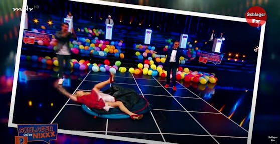 Melissa Naschenweng passiert in der TV-Show "Schlager und nixx" ein Missgeschick