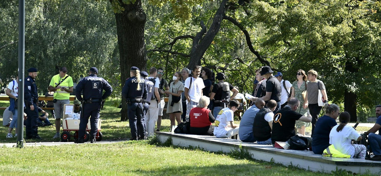 Gleich mehrere Corona-Demos ziehen am Samstag durch die Wiener City. Am Karlsplatz wollen sie sich zur "Mega-Demo" vereinigen.