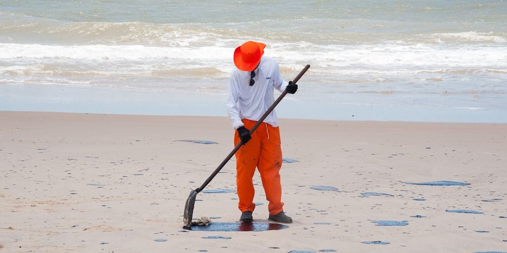 Ein Mitarbeiter der Srgipe State Environment Administration (Ademas) an einem Strand.