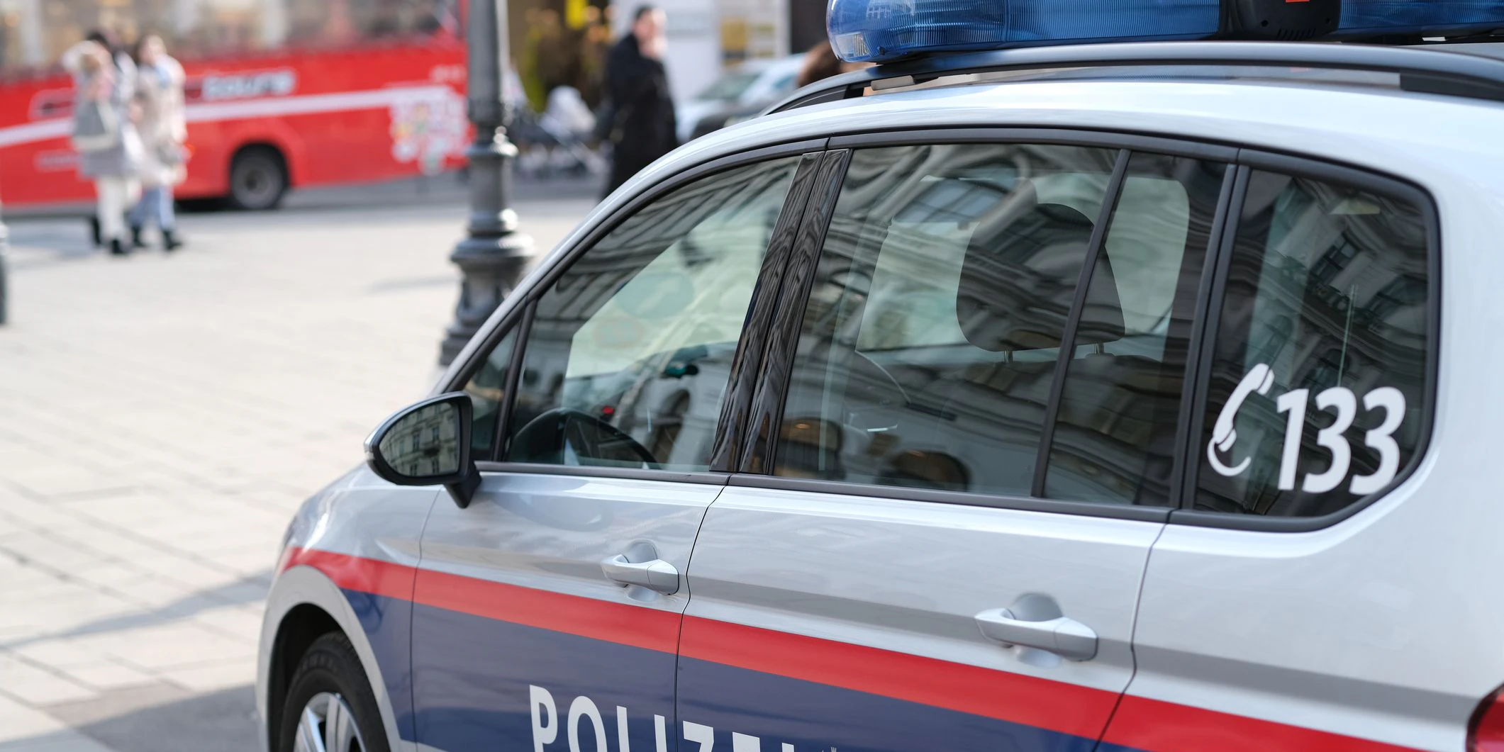 Auch die alarmierten Polizeibeamten wurden vom rabiaten 19-Jährigen attackiert (Symbolbild)