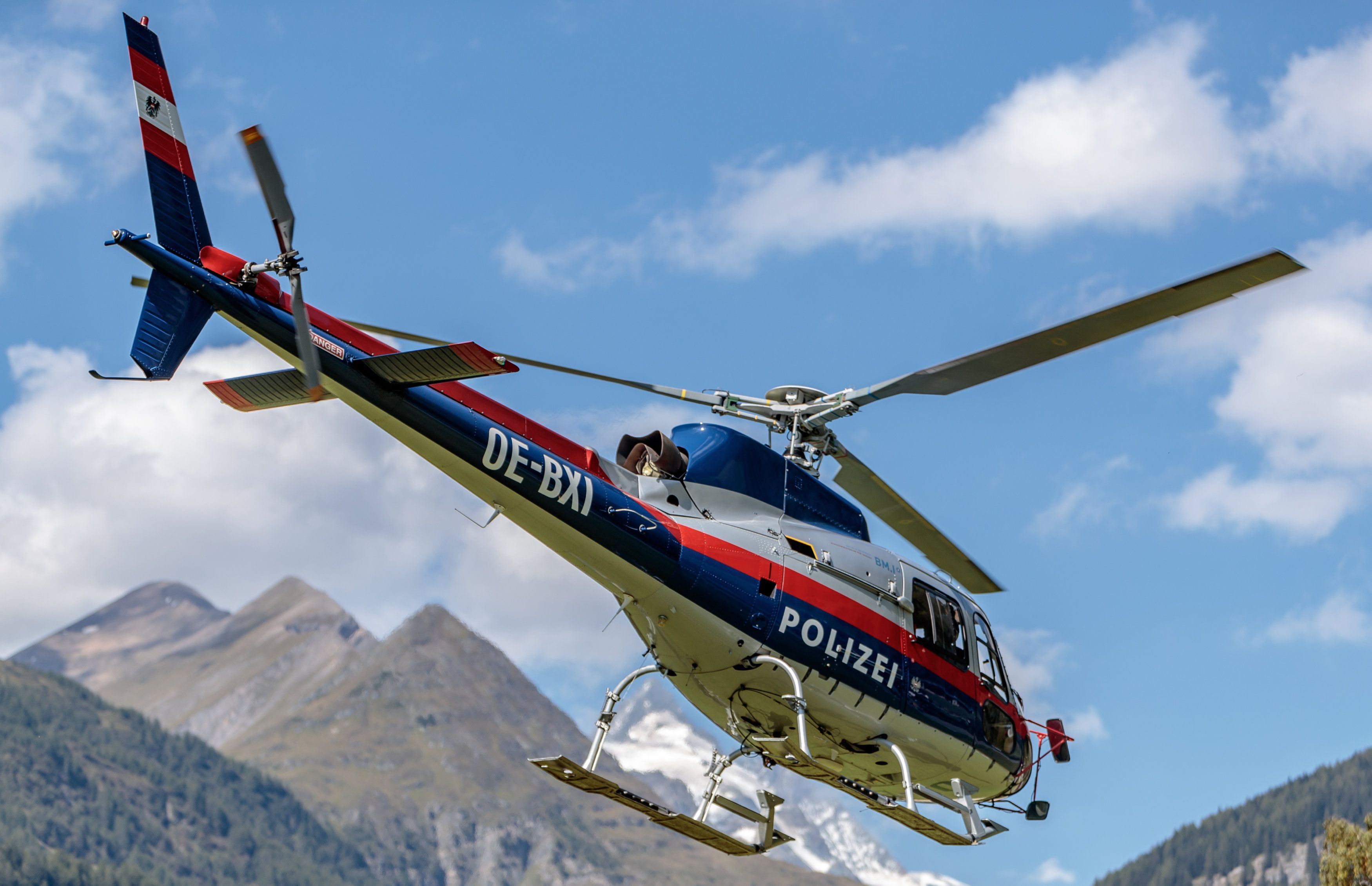 Download von www.picturedesk.com am 11.09.2021 (19:18).  09.09.2016, Heiligenblut, AUT, Kunstflieger Hannes Arch stirbt bei Hubschrauberabsturz, Der österreichische Red Bull Air Race-Pilot Hannes Arch ist in der Nacht auf 9. September bei einem Hubschrauberabsturz im Großglocknergebiet in Kärnten ums Leben gekommen. Arch hatte mit seinem Hubschrauber einen Transportflug zu einer Hütte absolviert. Ein zweiter Hubschrauberinsasse wurde beim Absturz schwerst verletzt, im Bild Polizeihubschrauber Libelle Kärnten bringt Beamte des Landeskriminalamtes zur Unfallstelle // the police helicopter brings officers of the state criminal police to the accident site The Austrian Red Bull Air Race pilot Hannes Arch came at night on September 9 in a helicopter crash in the Grossglockner area killed. Arch had graduated with his helicopter transport flight to a hut. A second helicopter passenger was severely injured in the crash Heiligenblut, Austria on 2016/09/09. EXPA Pictures © 2016, PhotoCredit: EXPA/ JFK - 20160909_PD1420 - Rechteinfo: Rights Managed (RM)